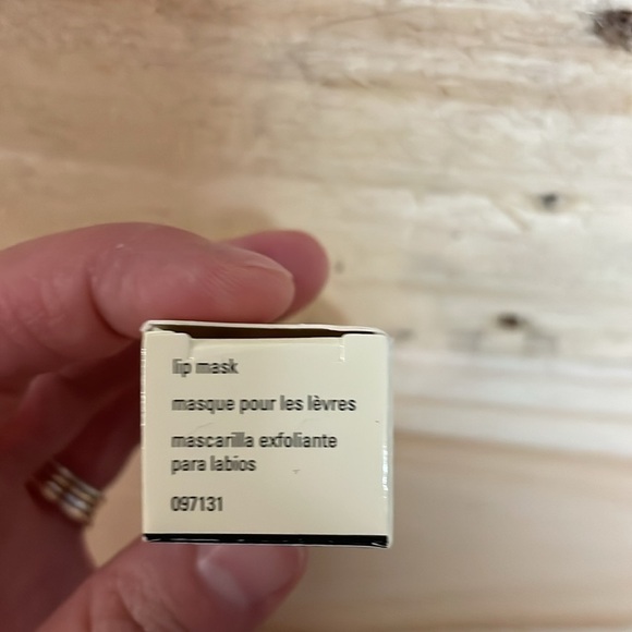 Mary Kay Satin Lips Exfoliating Lip Mask - Picture 7 of 9